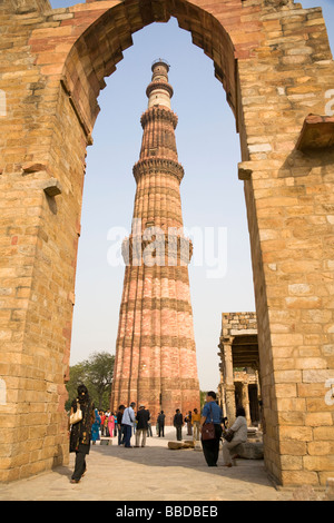 Le minaret Qutb Minar, vue à travers une arche, dans le complexe de Qutb Minar, Delhi, Inde Banque D'Images