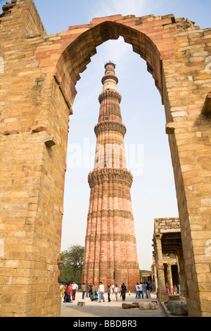 Le minaret Qutb Minar, vue à travers une arche, dans le complexe de Qutb Minar, Delhi, Inde Banque D'Images