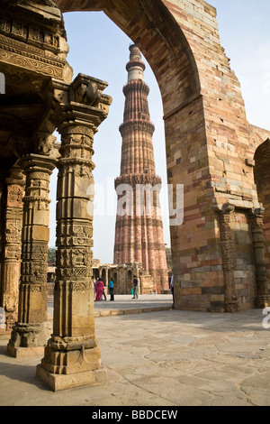 Le minaret Qutb Minar, vue à travers une arche, dans le complexe de Qutb Minar, Delhi, Inde Banque D'Images