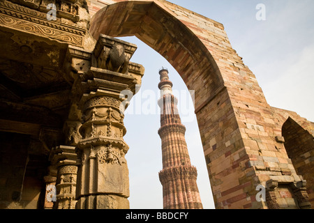 La tour de Qutb Minar, vue à travers une arche, dans le complexe de Qutb Minar, Delhi, Inde Banque D'Images