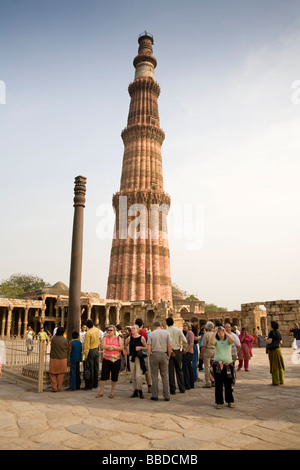 La tour de Qutb Minar et pilier de fer, dans le complexe de Qutb Minar, Delhi, Inde Banque D'Images