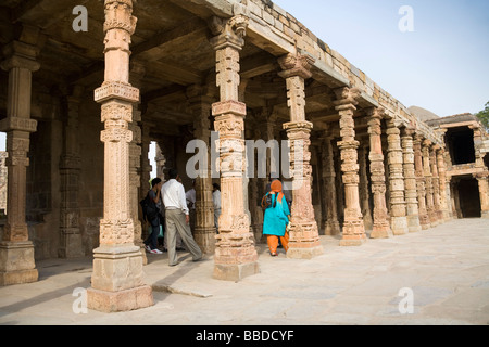 Piliers sculptés et zone couverte dans le complexe de Qutb Minar, Delhi, Inde Banque D'Images