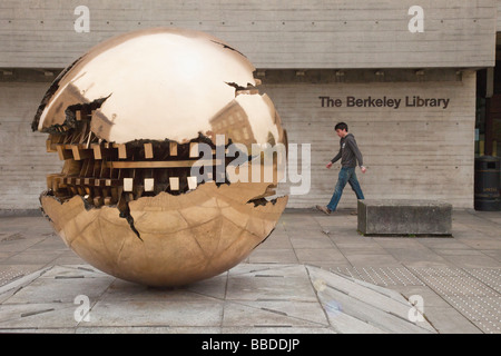 Au sein d'une sphère sphère Sculpture par le sculpteur Arnaldo Pomodoro en dehors de Berkeley Library Trinity College de Dublin, Irlande Banque D'Images
