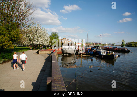 Les bateaux amarrés sur la Tamise par Furnivall Gardens, Hammersmith London, UK Banque D'Images