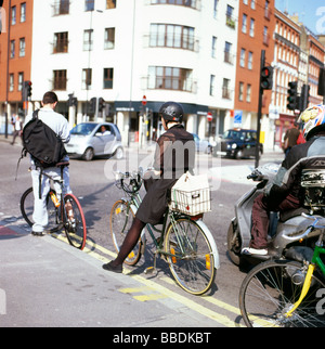 Les cyclistes d'attente aux feux de circulation à la jonction de Clerkenwell Road et Farringdon Road à Londres Angleterre Royaume-uni KATHY DEWITT Banque D'Images