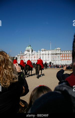 Les touristes à regarder l'évolution de la Garde côtière sur Horse Guards Parade Whitehall Banque D'Images