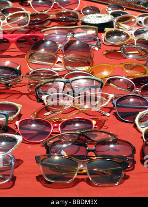 Seconde main, ainsi que des lunettes de soleil sur market stall Banque D'Images