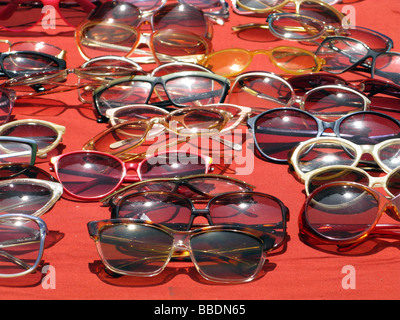 Seconde main, ainsi que des lunettes de soleil sur market stall Banque D'Images
