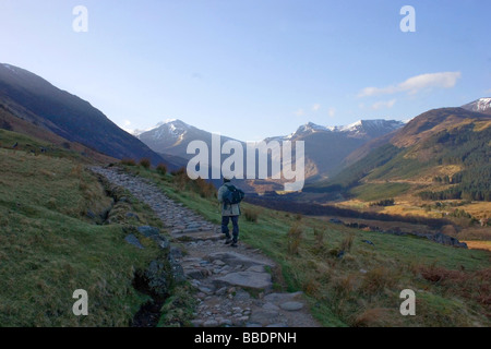 Vue panoramique sur les montagnes des Highlands écossais Ben Nevis, près de Fort Williams Scotand. Walker dans chemin tôt le matin à l'horizontale. Banque D'Images
