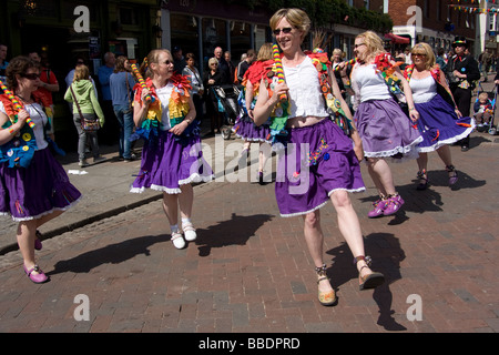 Morris artiste de rue, artiste danseuse costume rochester sweeps festival angleterre kent Banque D'Images