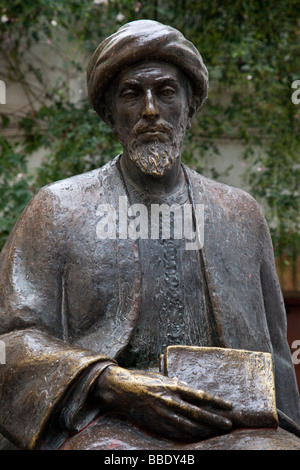 Statue de Moïse Maïmonide Rambam ou dans le quartier juif de Cordoue Espagne Banque D'Images