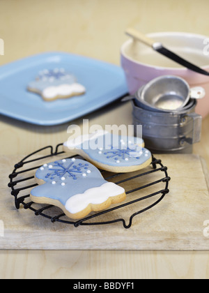 Biscuits de Noël sur la table de cuisson Banque D'Images