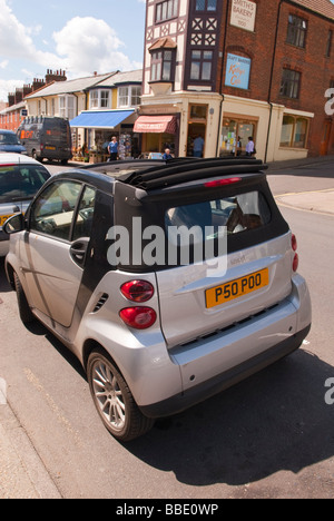 Une petite voiture économique eco friendly smart dans un Royaume-Uni street montrant la plaque numéro personnalisé humour lecture poo Banque D'Images