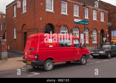 A Royal Mail postvan stationné à l'extérieur du bureau de poste de la ville côtière d'Aldeburgh, Suffolk, UK Banque D'Images