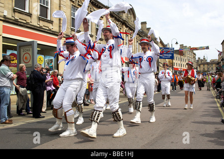 Morris Dancers performing lors de la street parade à l'Chippenham Folk Festival 2009 Banque D'Images