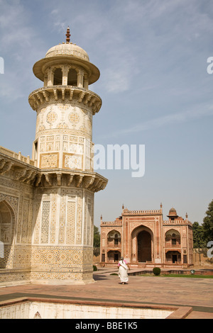 L'une des quatre tours de l'Itimad-ud-Daulah mausolée, également connu sous le nom de Baby Taj, Agra, Uttar Pradesh, Inde Banque D'Images