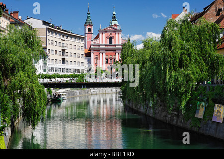 Un mélange de styles architecturaux de Renaissiance et Art Nouveau baroque les talus de la ligne le long de la rivière Ljubljanica Banque D'Images