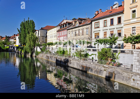 Un mélange de styles architecturaux de Renaissiance et Art Nouveau baroque les talus de la ligne le long de la rivière Ljubljanica Banque D'Images