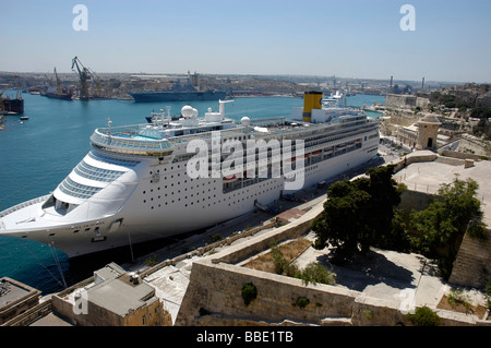 Navire à passagers, le Costa Victoria en Grand Harbour La Valette Malte Banque D'Images