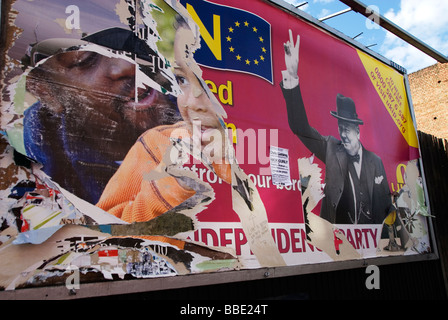 Hackney Road UK Independence Party (UKIP) affiche électorale pour les élections européennes de 2009 déchiré pour révéler une famille ethnique Banque D'Images