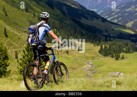 Mountain biker, Alpbachtal, Tyrol du Nord, l'Autriche, Europe Banque D'Images