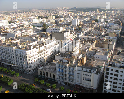 TUNIS, TUNISIE. Une vue sur le centre-ville, avec l'Avenue Bourguiba au premier plan. L'année 2009. Banque D'Images