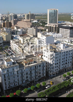 TUNIS, TUNISIE. Une vue sur le quartier central des affaires de la ville, avec l'Avenue Bourguiba au premier plan. L'année 2009. Banque D'Images