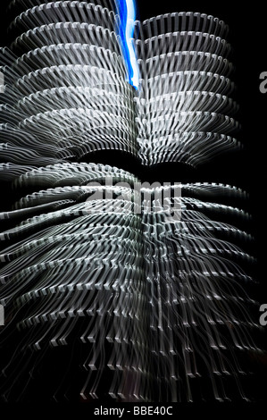 Art de la lumière, effet de zoom, BMW Vierzylinder quatre cylindres building at night, Munich, Bavaria, Germany, Europe Banque D'Images