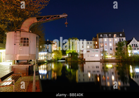 Hafenkran historiques et les bâtiments résidentiels à la Serrahn Harbour à Bergedorf, Hambourg, Allemagne, Europe Banque D'Images