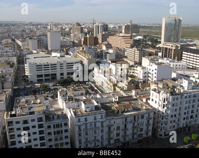 TUNIS, TUNISIE. Une vue sur le quartier central des affaires de la ville, avec l'Avenue Bourguiba au premier plan. L'année 2009. Banque D'Images