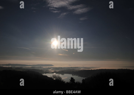 Morning sun shining star-comme sur une grande mer de brouillard dans les montagnes collines Pennine autour de Halifax, Royaume-Uni Banque D'Images