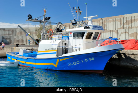 Un bateau de pêche dans le port du petit village côtier d'Arguineguin. Gran Canaria, Îles Canaries, Espagne, Europe. Banque D'Images