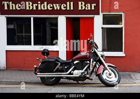 Moto Honda Shadow Sabre stationné à l'extérieur de Bridewell Bar Bandon Cork Irlande Banque D'Images