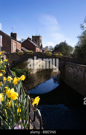 Pont à cheval sur la rivière Yarrow à Croston dans le Lancashire avec St Michaels et tous les Anges eglise CofE dans l'arrière-plan Banque D'Images