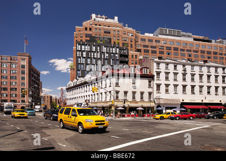 Intersection achalandée à West 14th Street dans le lower midtown de New York New York Banque D'Images