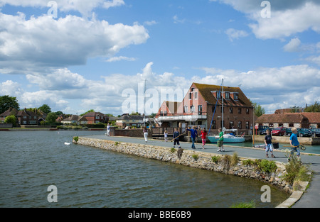 Les enfants avec des filets de crevettes à marcher le long de la promenade, Emsworth Harbour, Hampshire, Royaume-Uni Banque D'Images