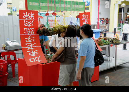 Un étal boulettes de vente dans le cadre de la communauté chinoise de Singapour Dumpling annuel du Festival. Banque D'Images