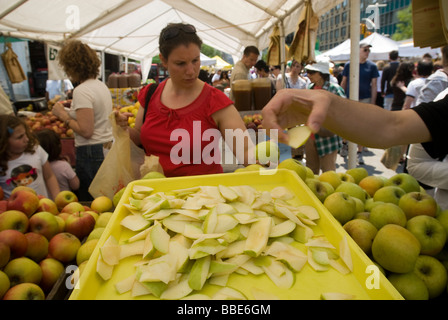 Des échantillons gratuits de pommes à un stand d'agriculteurs dans l'Union Square Greenmarket à New York Banque D'Images