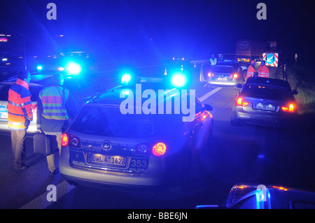 Voiture de police avec lumières clignotantes sécuriser les lieux d'un accident sur l'autoroute A 8 en direction de Munich, entre l'aéroport et Banque D'Images