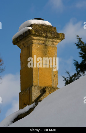 Gros plan d'une cheminée en pierre de Cotswold jaune en hiver Banque D'Images