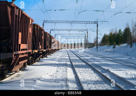 Train de fret avec les chariots aller à la lointaine Banque D'Images