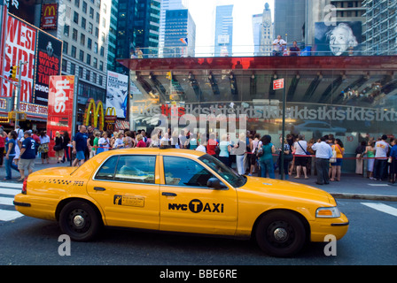 Les amateurs de théâtre en ligne à la billetterie TKTS à Times Square à New York Banque D'Images