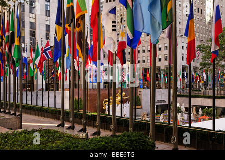 La Rockefeller Plaza entouré par 200 mâts représentant des pays de l'Organisation des Nations Unies Banque D'Images