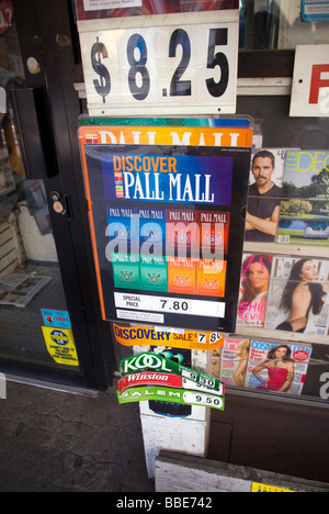 Publicité pour les cigarettes sur le mur d'une épicerie dans le quartier de Chelsea, New York Banque D'Images