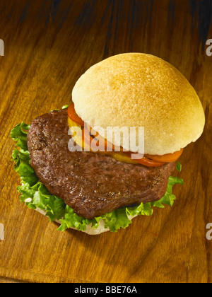 Hamburger frais sur bun. Banque D'Images