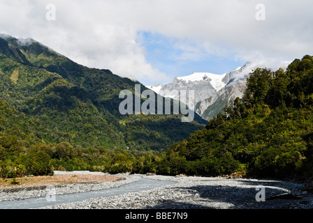 Bassin de la rivière Waiho sortant de la borne de Franz Joseph Glacier Côte ouest de l'île du Sud Nouvelle-Zélande Banque D'Images