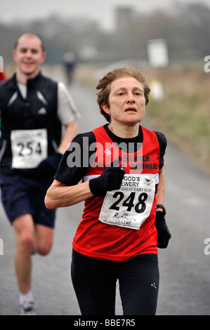 Middle aged woman running in 10e great eastern road race Suffolk Angleterre 2009 Bungay Banque D'Images