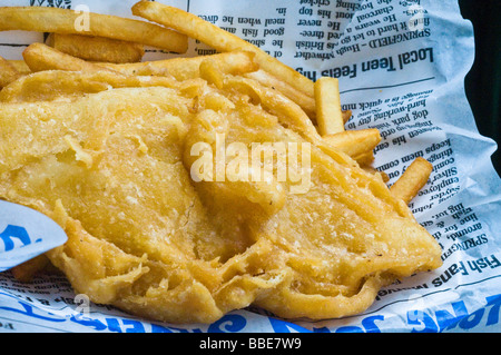 Le poisson frit et frites sur journal Banque D'Images