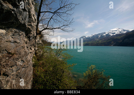 Vue d'une sortie du tunnel à la falaises escarpées et le lac de Walenstadt, Betlis, Saint-Gall, Suisse, Europe Banque D'Images