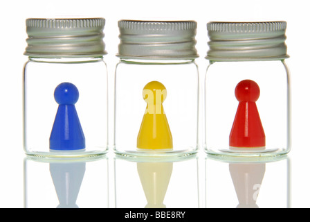 Trois meeples dans trois verres, image symbolique de 'isolement' Banque D'Images